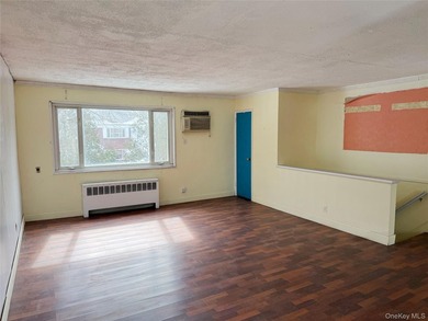 Garden-style 2-bedroom co-op located on a beautiful tree-lined - photo 4