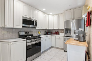 Stunning 4-BR, 2-Bath expanded Cape in the heart of Massapequa - photo 12