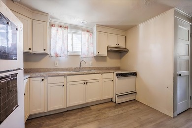Opportunity knocks! Spacious duplex featuring two 3-bedroom - photo 4