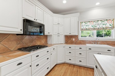 Stunning, custom built home located in a hidden gem of a - photo 17