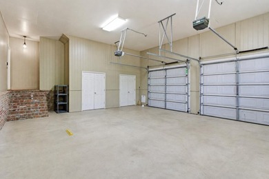 Stunning, custom built home located in a hidden gem of a - photo 48