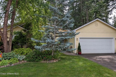 SINGLE-LEVEL TOWNHOME WITH COUNTRY CLUB AMENITIES! Enjoy - photo 1