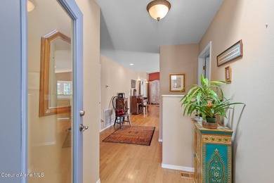 SINGLE-LEVEL TOWNHOME WITH COUNTRY CLUB AMENITIES! Enjoy - photo 4