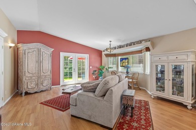 SINGLE-LEVEL TOWNHOME WITH COUNTRY CLUB AMENITIES! Enjoy - photo 5