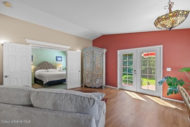 SINGLE-LEVEL TOWNHOME WITH COUNTRY CLUB AMENITIES! Enjoy - photo 6