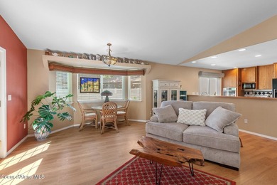 SINGLE-LEVEL TOWNHOME WITH COUNTRY CLUB AMENITIES! Enjoy - photo 7