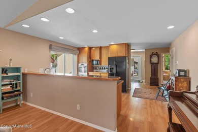 SINGLE-LEVEL TOWNHOME WITH COUNTRY CLUB AMENITIES! Enjoy - photo 8