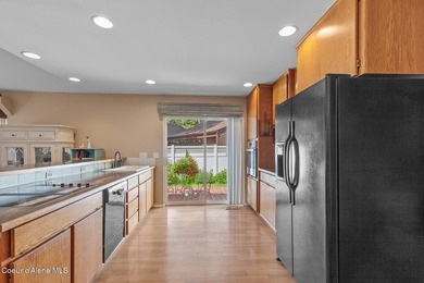 SINGLE-LEVEL TOWNHOME WITH COUNTRY CLUB AMENITIES! Enjoy - photo 9