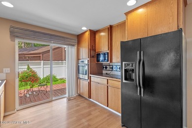 SINGLE-LEVEL TOWNHOME WITH COUNTRY CLUB AMENITIES! Enjoy - photo 10