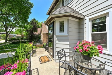 Welcome to 912 E Meadow! This timeless colonial is filled with - photo 3