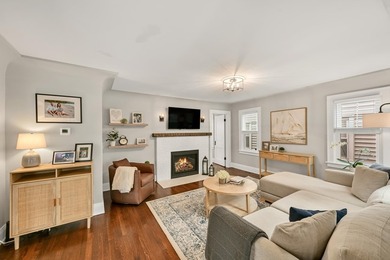 Welcome to 912 E Meadow! This timeless colonial is filled with - photo 6