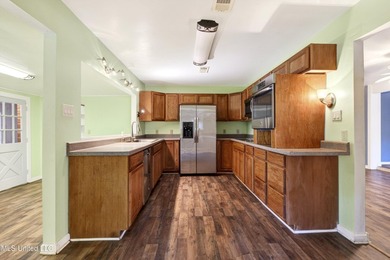 This spacious and versatile home offers 3 bedrooms and 3 - photo 14