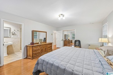 Welcome to this beautifully maintained full-brick 5-bedroom - photo 18