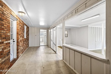 This spacious and versatile home offers 3 bedrooms and 3 - photo 20