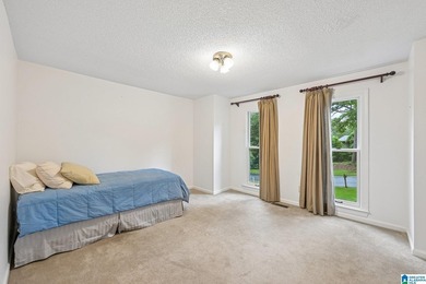 Welcome to this beautifully maintained full-brick 5-bedroom - photo 21