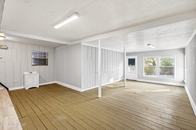 This spacious and versatile home offers 3 bedrooms and 3 - photo 23