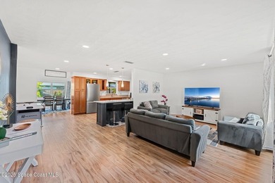 Coastal living at its best! This fully renovated 3-bed, 2-bath - photo 4