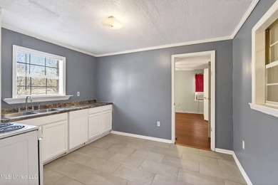This spacious and versatile home offers 3 bedrooms and 3 - photo 25
