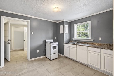 This spacious and versatile home offers 3 bedrooms and 3 - photo 26
