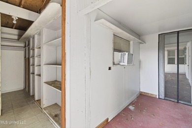 This spacious and versatile home offers 3 bedrooms and 3 - photo 30