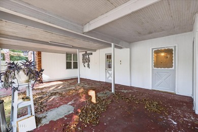 This spacious and versatile home offers 3 bedrooms and 3 - photo 31