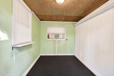 This spacious and versatile home offers 3 bedrooms and 3 - photo 32