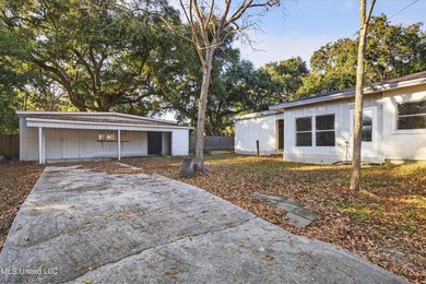 This spacious and versatile home offers 3 bedrooms and 3 - photo 33