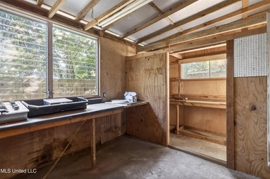 This spacious and versatile home offers 3 bedrooms and 3 - photo 34