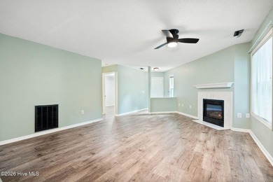 MOTIVATED SELLERS** Spacious, Move-In Ready Ground-Level Living - photo 4