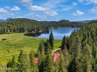 A beautiful WATERFRONT property with over 160 feet of private - photo 3