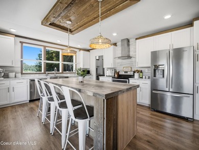 A beautiful WATERFRONT property with over 160 feet of private - photo 8