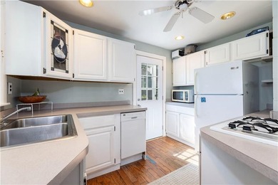 Nestled on desirable Harbour Island, this charming shingle-style - photo 16