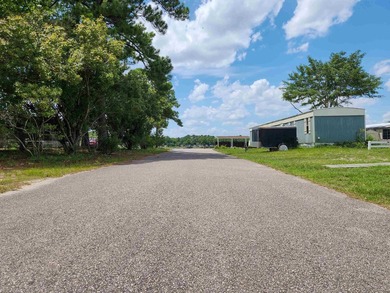 Charming 2BR/1BA Manufactured Home in Crystal Lake - Move-In - photo 28