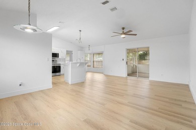Perfectly landscaped and exterior freshly painted located in a - photo 4