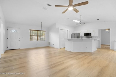 Perfectly landscaped and exterior freshly painted located in a - photo 5