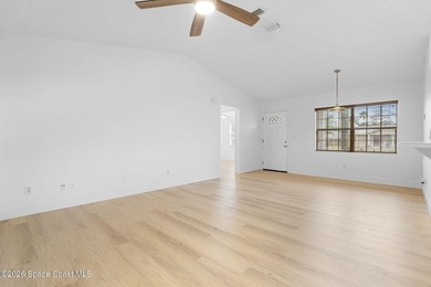 Perfectly landscaped and exterior freshly painted located in a - photo 6