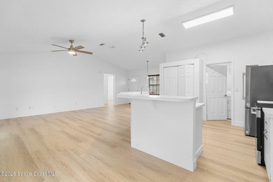 Perfectly landscaped and exterior freshly painted located in a - photo 8