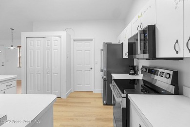 Perfectly landscaped and exterior freshly painted located in a - photo 10