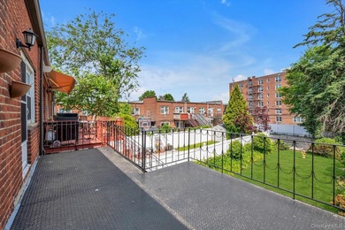 Excellent opportunity in prime Bayside! Brick attached - photo 18