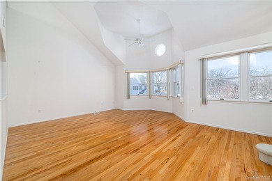 Welcome to the Victorian Homeowners Association in Wantagh. This - photo 2