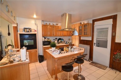 Welcome to this charming three-family brownstone, ideally - photo 18