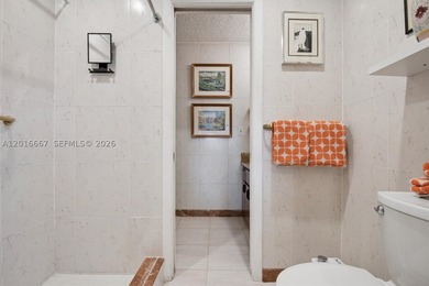BEAUTIFUL LARGE SIX BEDROOM POOL HOME WITH PRIVACY FROM THE - photo 30