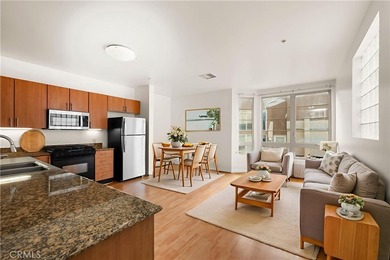 Gorgeous turnkey corner unit on 5th floor at Union Square - photo 1