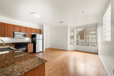 Gorgeous turnkey corner unit on 5th floor at Union Square - photo 2