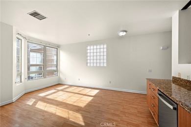 Gorgeous turnkey corner unit on 5th floor at Union Square - photo 4