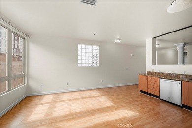 Gorgeous turnkey corner unit on 5th floor at Union Square - photo 5