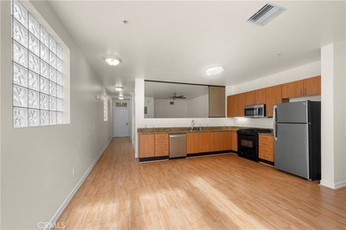 Gorgeous turnkey corner unit on 5th floor at Union Square - photo 6