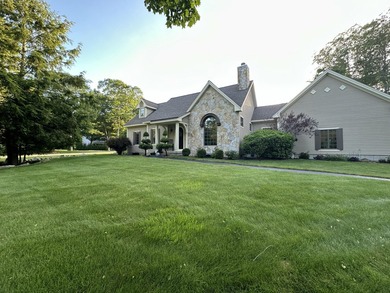 Welcome to 10 Driftwood Trail, an impeccably maintained custom - photo 8