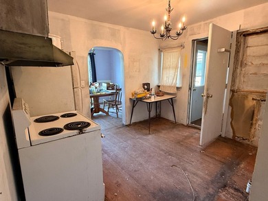Handyman Special! This 3 bedroom, in town home is ready for its - photo 11