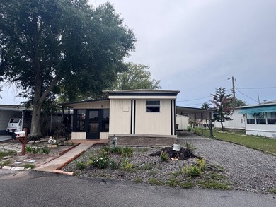 2 Bedrooms - 1 Bathroom Enjoy beautiful lake views around the - photo 1